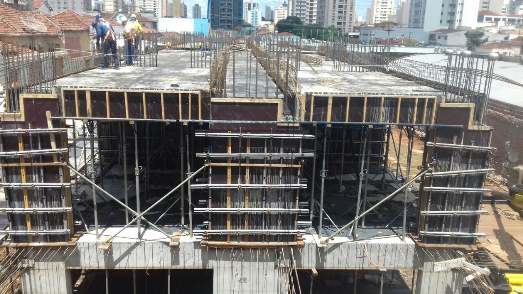 Foto atualizada - 07/10 formas do piso do mezanino